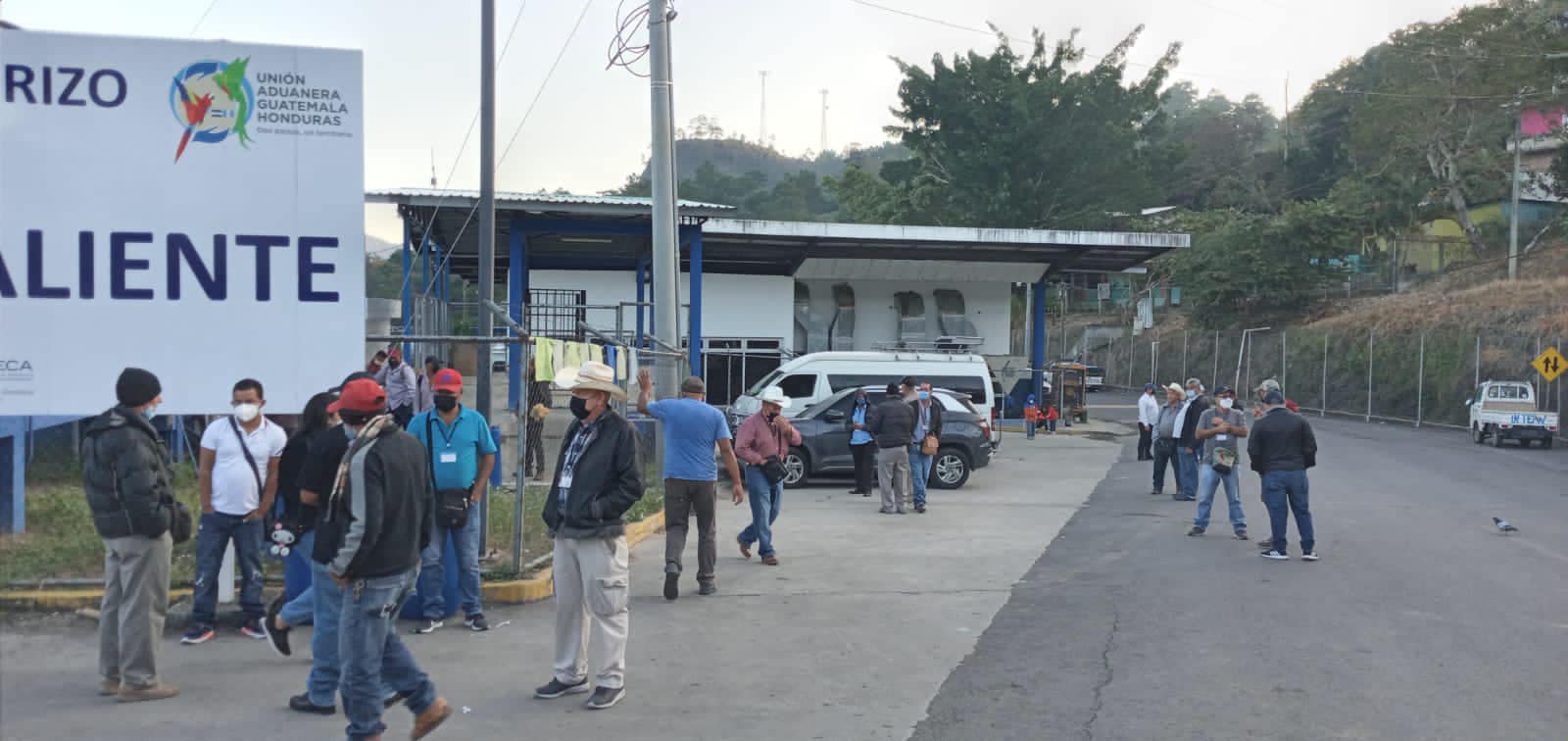 Niño hondureño reparte comida a migrantes cubanos cerca de la fronteriza con Nicaragua