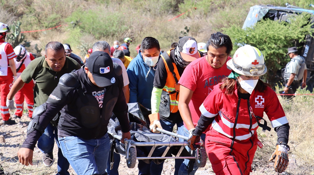 Iban cubanos en el bus que volcó en México y murieron 6 migrantes aun sin identificar (video)