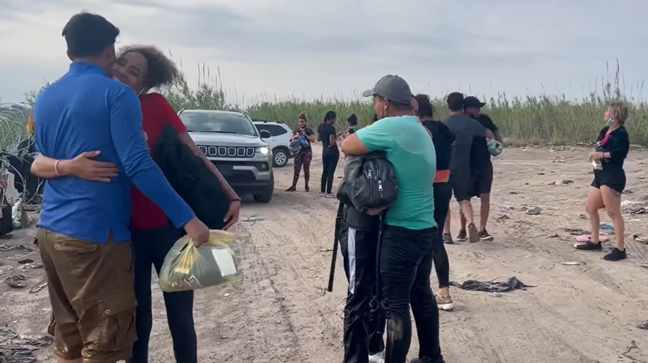 Tras 2 meses de travesía así celebran cubanos al cruzar el río Bravo y pisar suelo de EEUU (video)