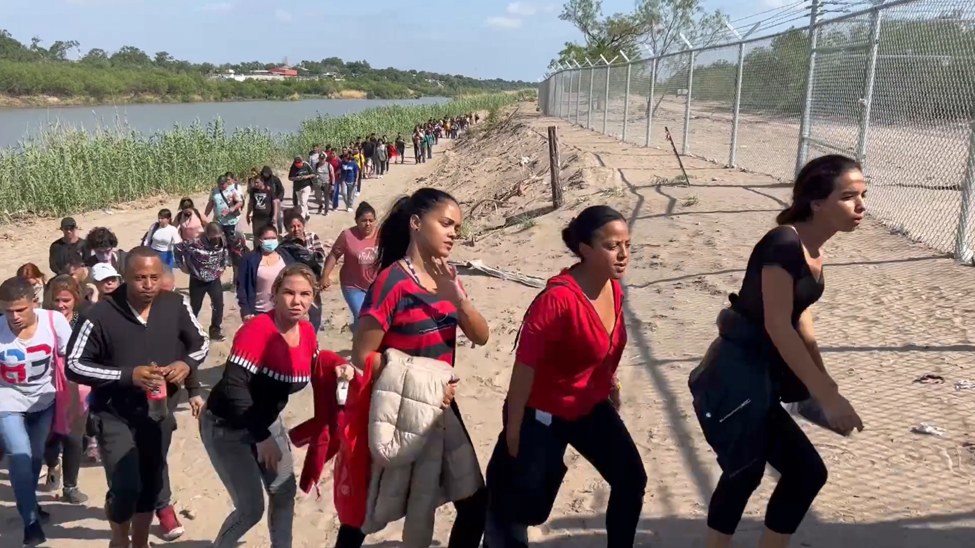 Desfile de cubanos entregándose en Eagle Pass, Texas después de cruzar el río Bravo (video)