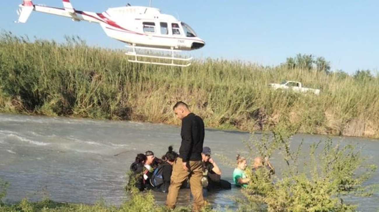 Imagen de archivo que muestra el rescate de un grupo de cubanos en el río Bravo (NP Noticias Piedras Negras)