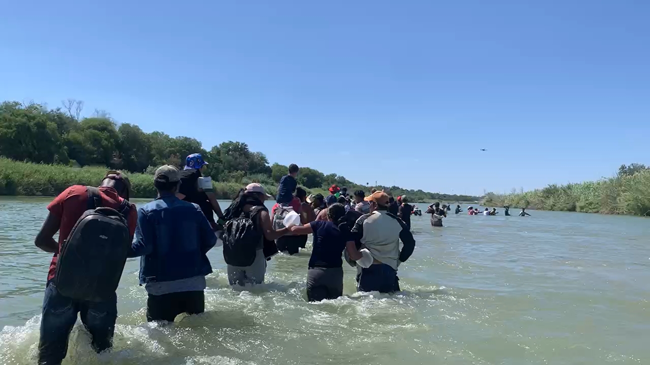 Regresan los desfiles de migrantes que cruzan el río Bravo hacia EEUU (videos)