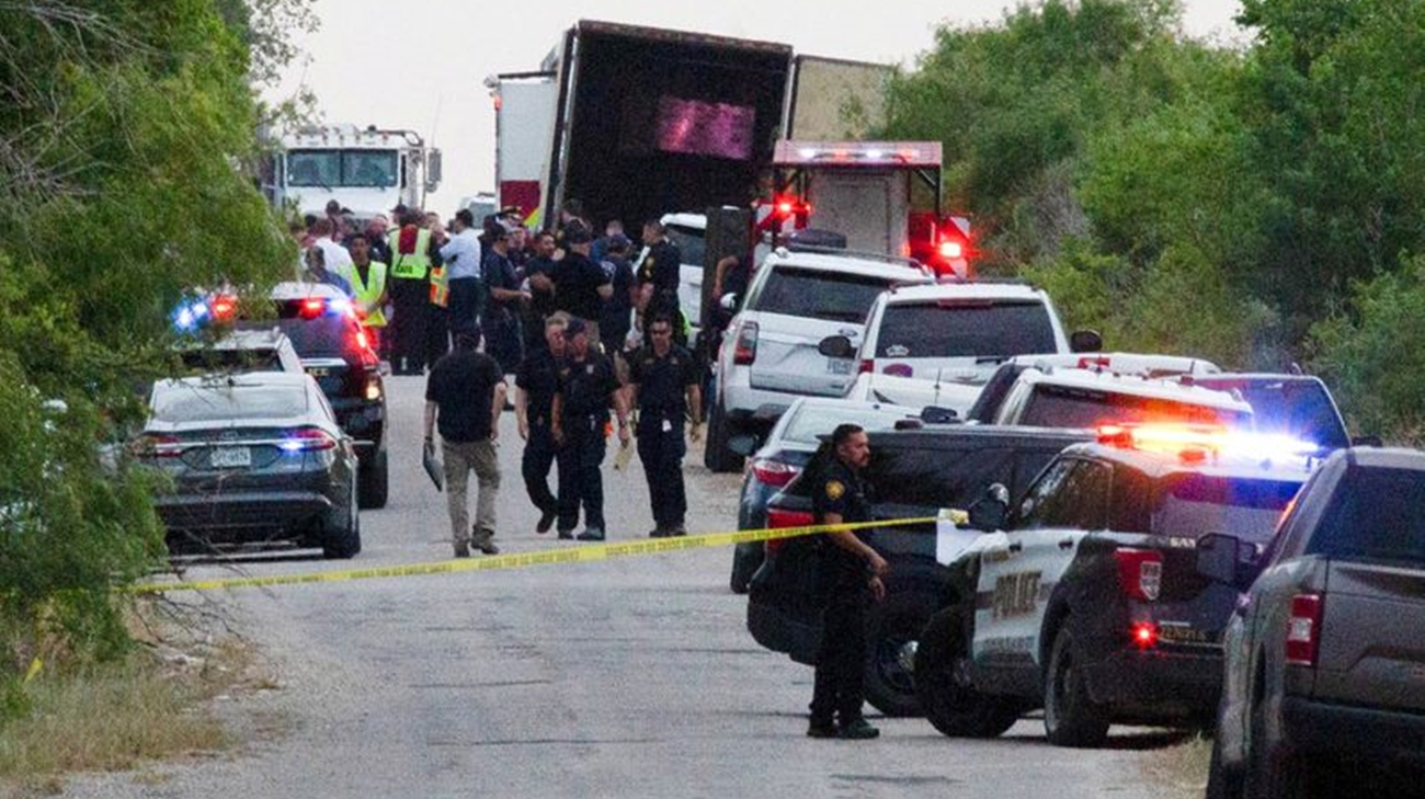 Ya suman 50 migrantes muertos por asfixia encontrados en un tráiler en Texas (videos)