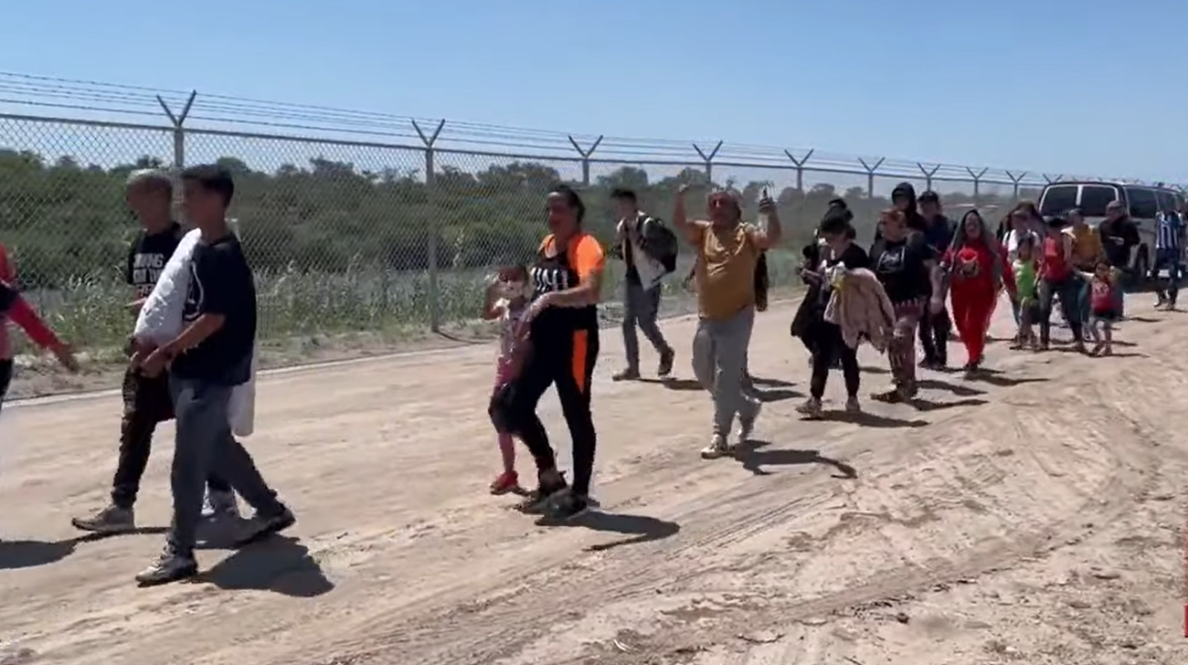 Video: «Todo bien, feliz», contestó un cubano dentro del numeroso grupo que cruzó hacia EEUU