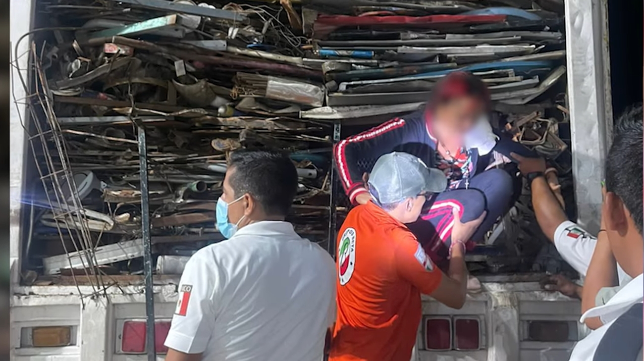 Murmullos delatan a 5 cubanos que iban rumbo a EE UU ocultos en camión de basura (video)
