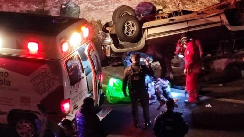 México: Sin identificar los muertos al volcar una camioneta en la que viajaban cubanos (video)