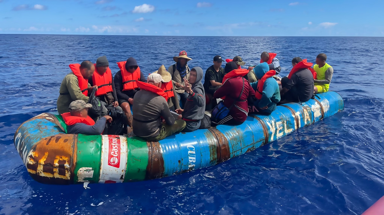 Cubanos son interceptados en el mar en una balsa hecha con tanques