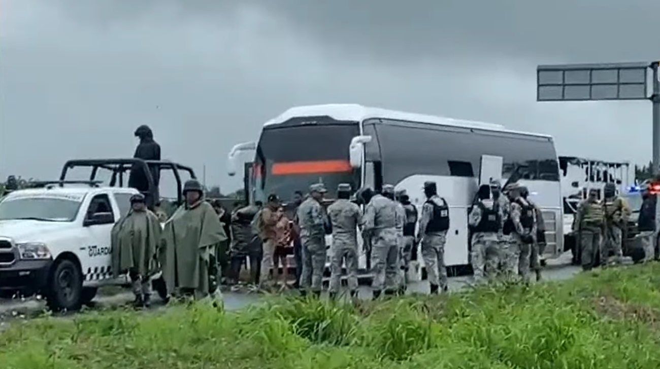 México: Cubanos toman de rehén a chofer de un autobús para evitar detención de Migración (videos)