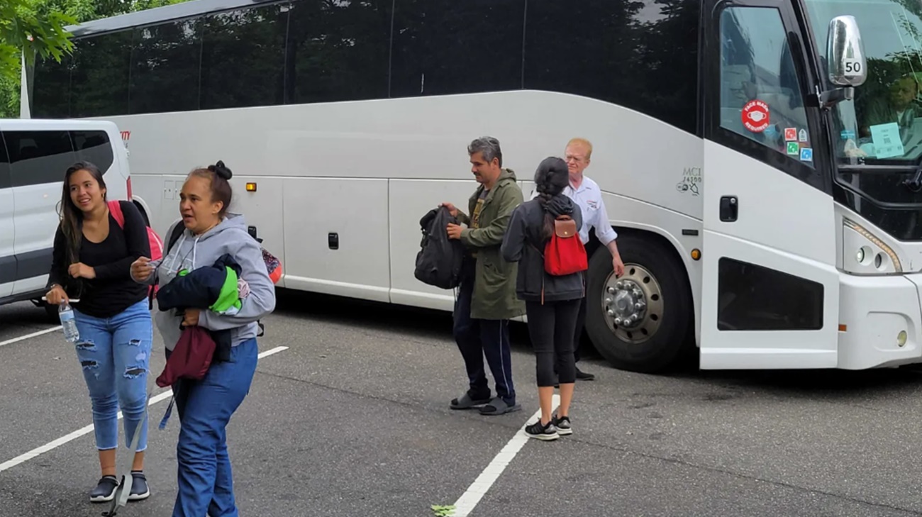 El gobernador de Texas envía un autobús con migrantes cubanos a Filadelfia