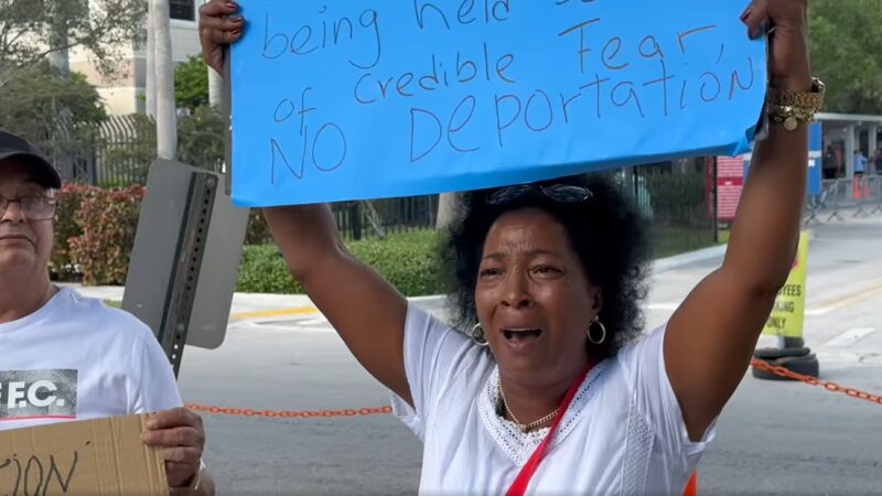 Familiares de cubanos detenidos que no pasaron el miedo creíble en Texas se manifiestan frente a ICE