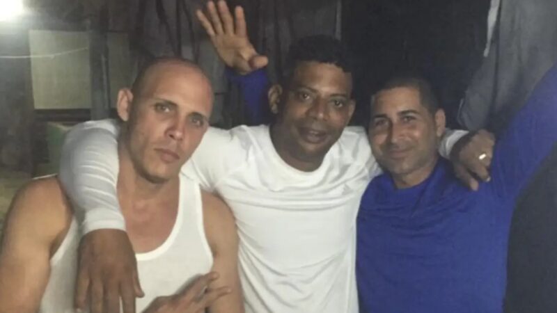 Dos cubanos sobrevivientes del hundimiento de la lancha en Bahía Honda llegan a EEUU