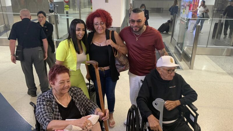 El Chacal recibe en Miami a 7 familiares cubanos con parole, incluido su abuelo de 93 años (videos)