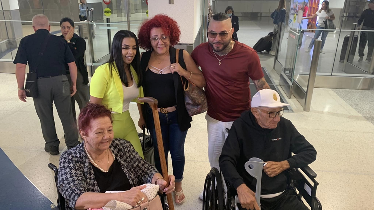 El Chacal recibe en Miami a 7 familiares cubanos con parole, incluido su abuelo de 93 años (videos)
