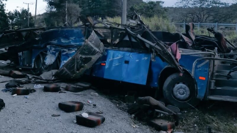 Cubanos entre los 39 muertos al caer un autobús con migrantes por un precipicio en Panamá