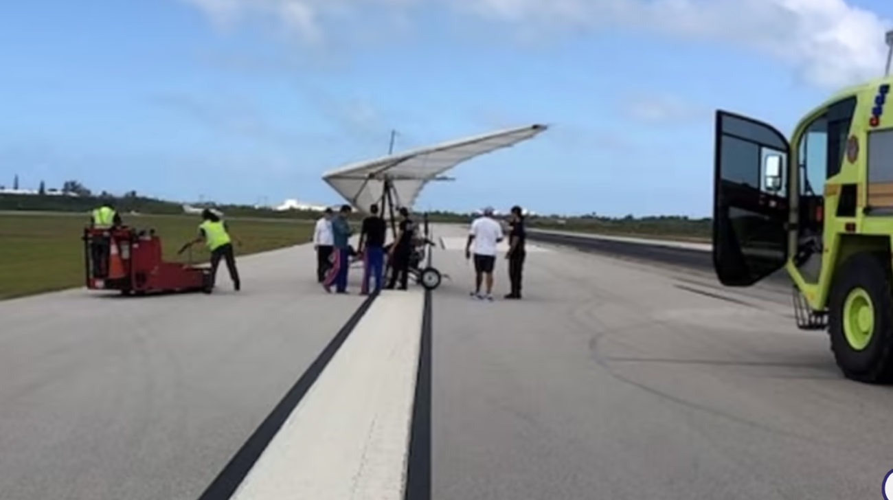 Dos cubanos se fugan de la isla en un ala delta y aterrizan en el aeropuerto de Cayo Hueso en Florida