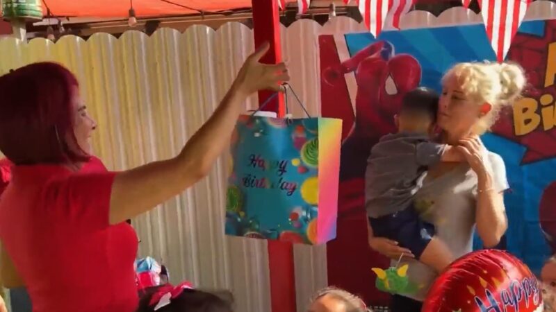 Balsera cubana que vive en las calles de Hialeah logra celebrar el cumpleaños de su hijo más pequeño