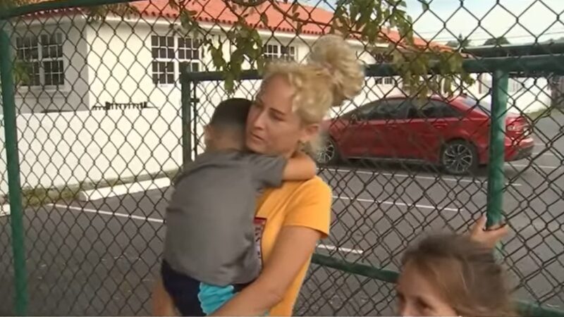 Balsera cubana que llegó hace un mes vive en las calles de Hialeah con sus 3 hijos pequeños