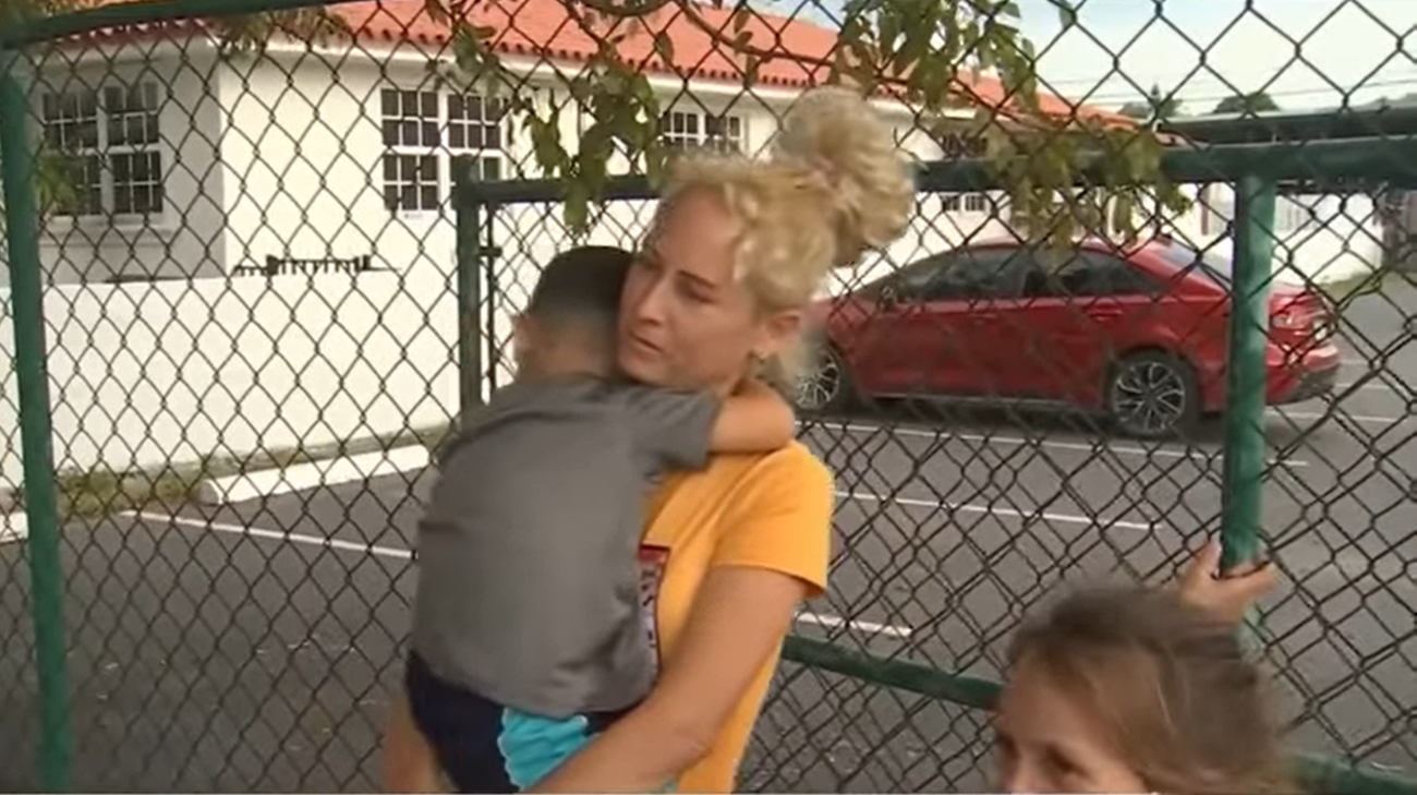 Balsera cubana que llegó hace un mes vive en las calles de Hialeah con sus 3 hijos pequeños