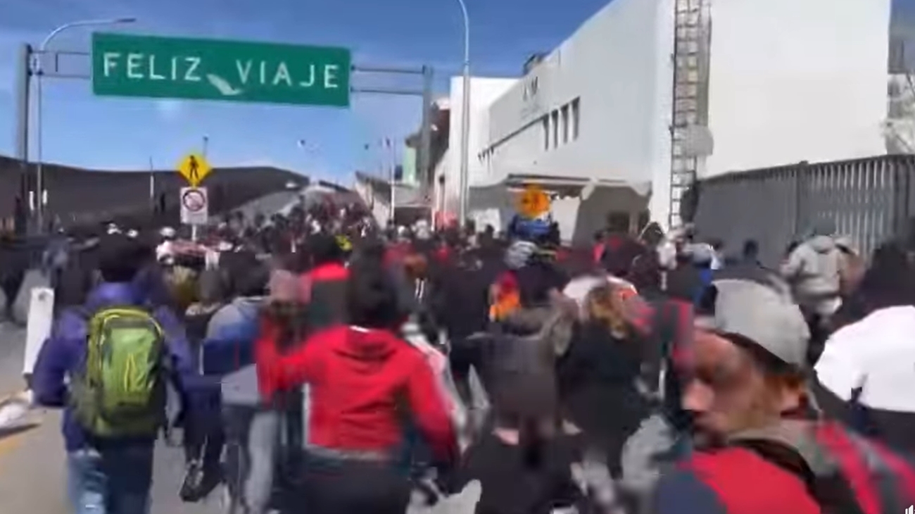 Cientos de migrantes intentan cruzar a la fuerza a EEUU por un puente de El Paso, Texas (video)