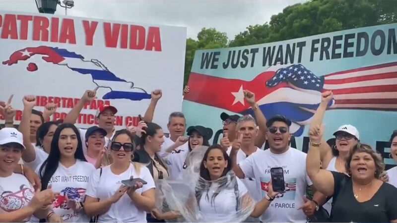 Nuevos detalles de cómo cubanos con I220A reciben parole humanitario sin solicitarlo (video)