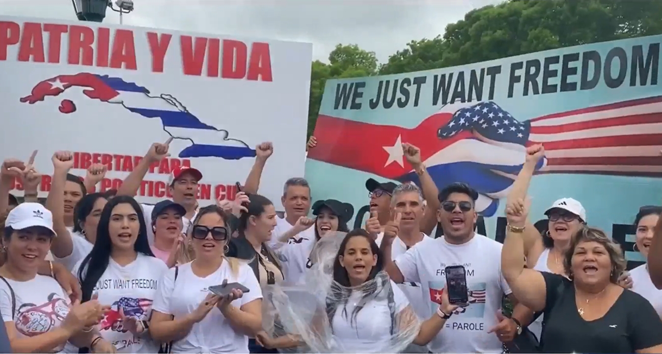 Cubanos en Miami piden que la I220A sea considerada un parole y temen ser deportados