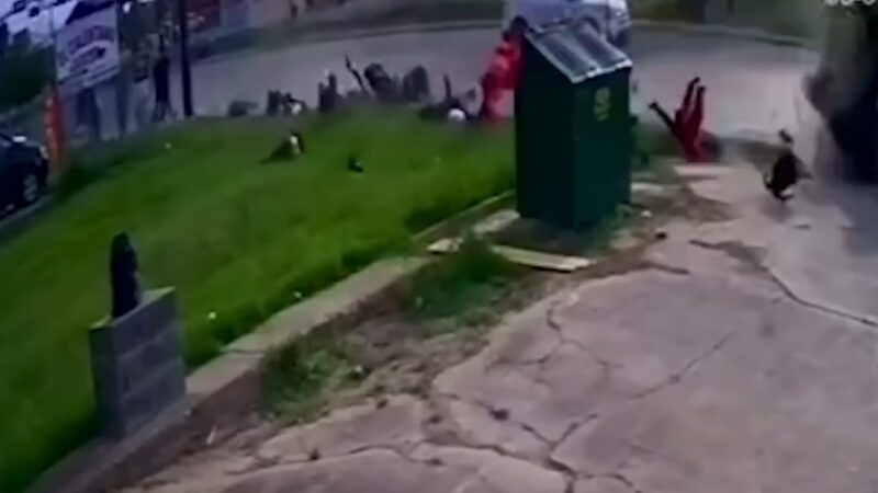 Mueren atropellados unos 7 venezolanos junto en una parada de bus en Texas (videos)
