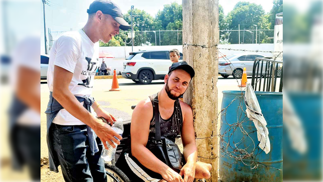 Joven cubano realiza su travesía hacia EEUU en silla de ruedas