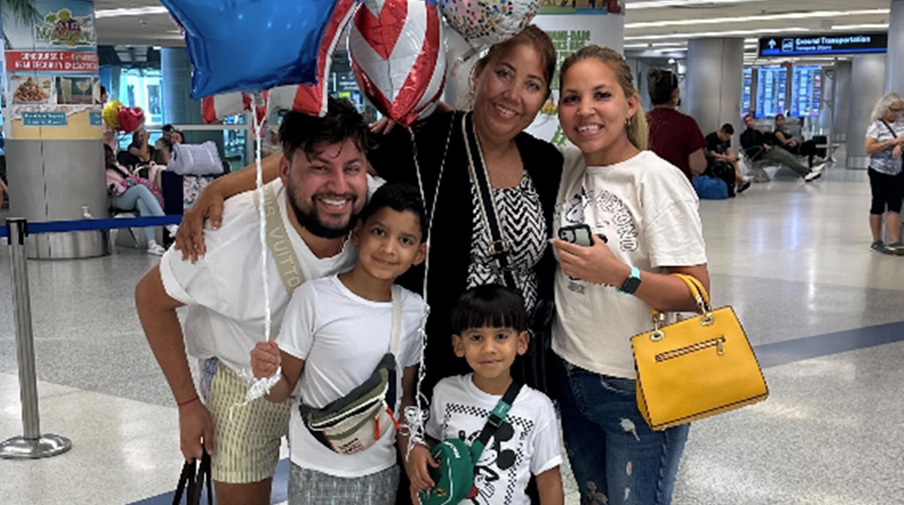 Los comediantes cubanos Yoyi y Preña Palma se reencuentran con sus madres en Miami (video)