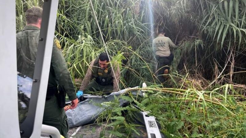 Madre migrante da a luz en la orilla del rio Bravo en Eagle Pass, EEUU