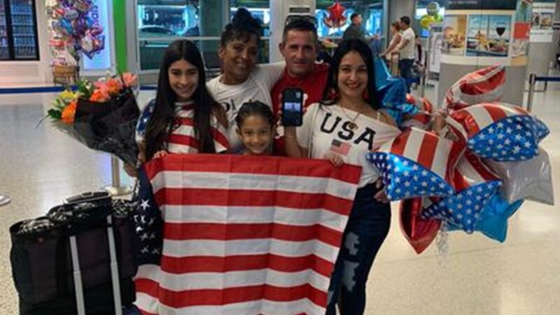 Abuela cubana llega a Miami con visa de turismo: así fue el proceso para conseguirla (video)