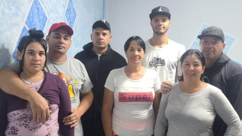 Emotiva despedida a familia cubana de 7 miembros que entró a EEUU por CBP One tras meses en México