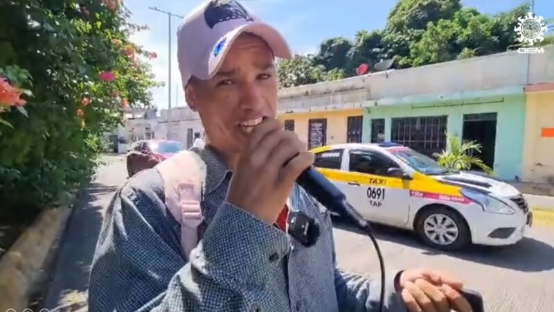 Migrante cubano se gana la vida cantando en un semáforo de Tapachula (video)